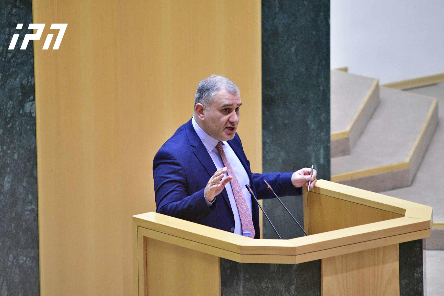 პარლამენტის პლენარულ სხდომაზე ჯანდაცვის მინისტრს უსმენენ