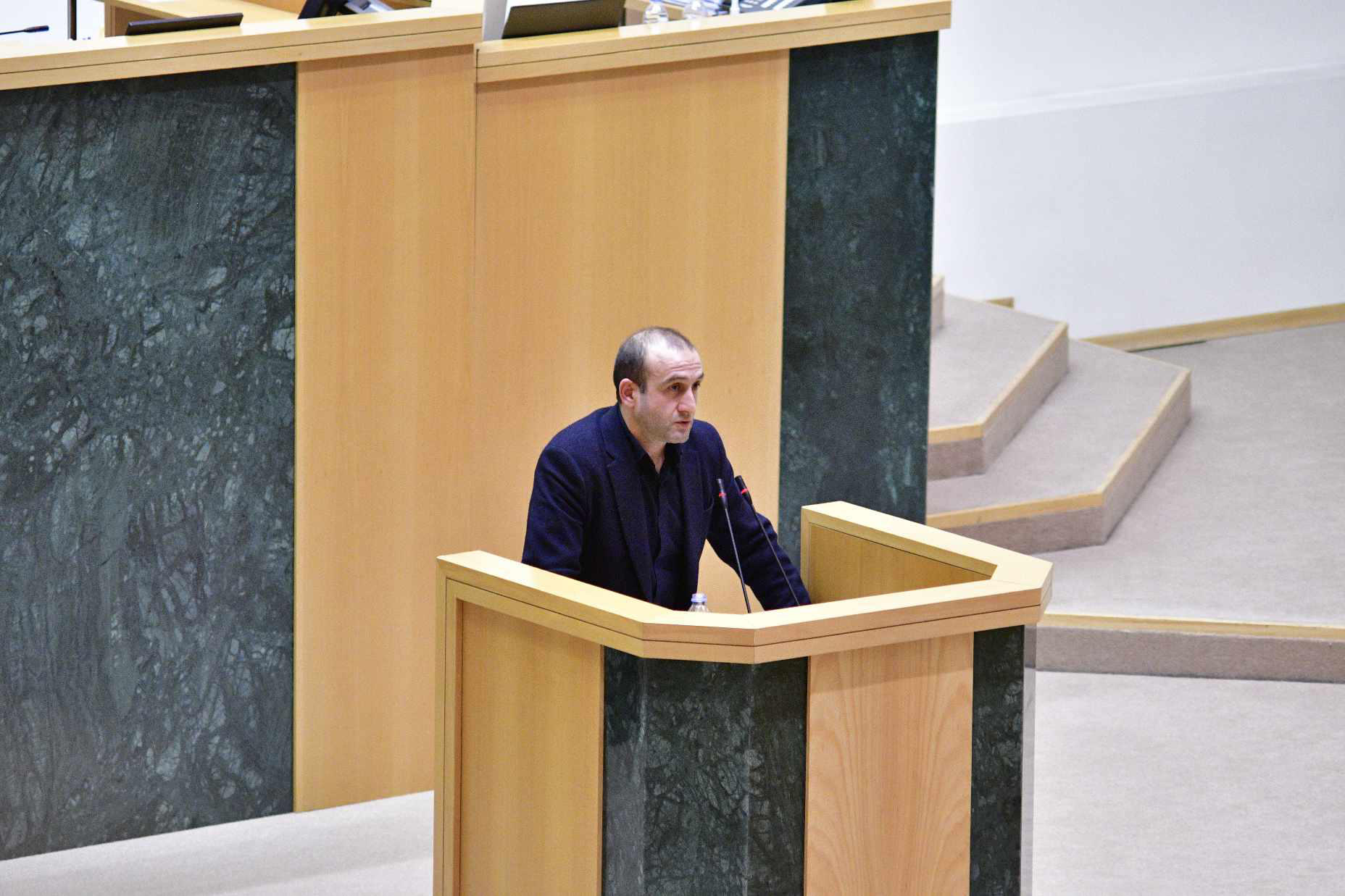 იაგო ხვიჩია ირაკლი კობახიძეს -  ბრძანეთ, რომ ჩვენი პატიმრების რაოდენობა  5 500 ადამიანამდე უნდა შემცირდეს, რაც ძალიან მნიშვნელოვანი განცხადებაა