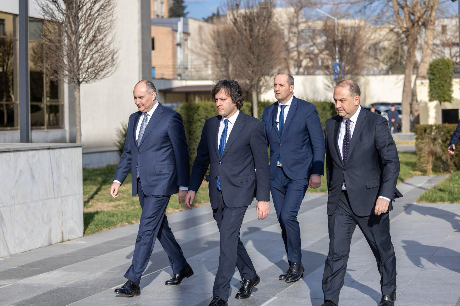თავდაცვის ახალი მინისტრი ირაკლი ჩიქოვანი უწყების თანამშრომლებს პრემიერ-მინისტრმა ირაკლი კობახიძემ წარუდგინა