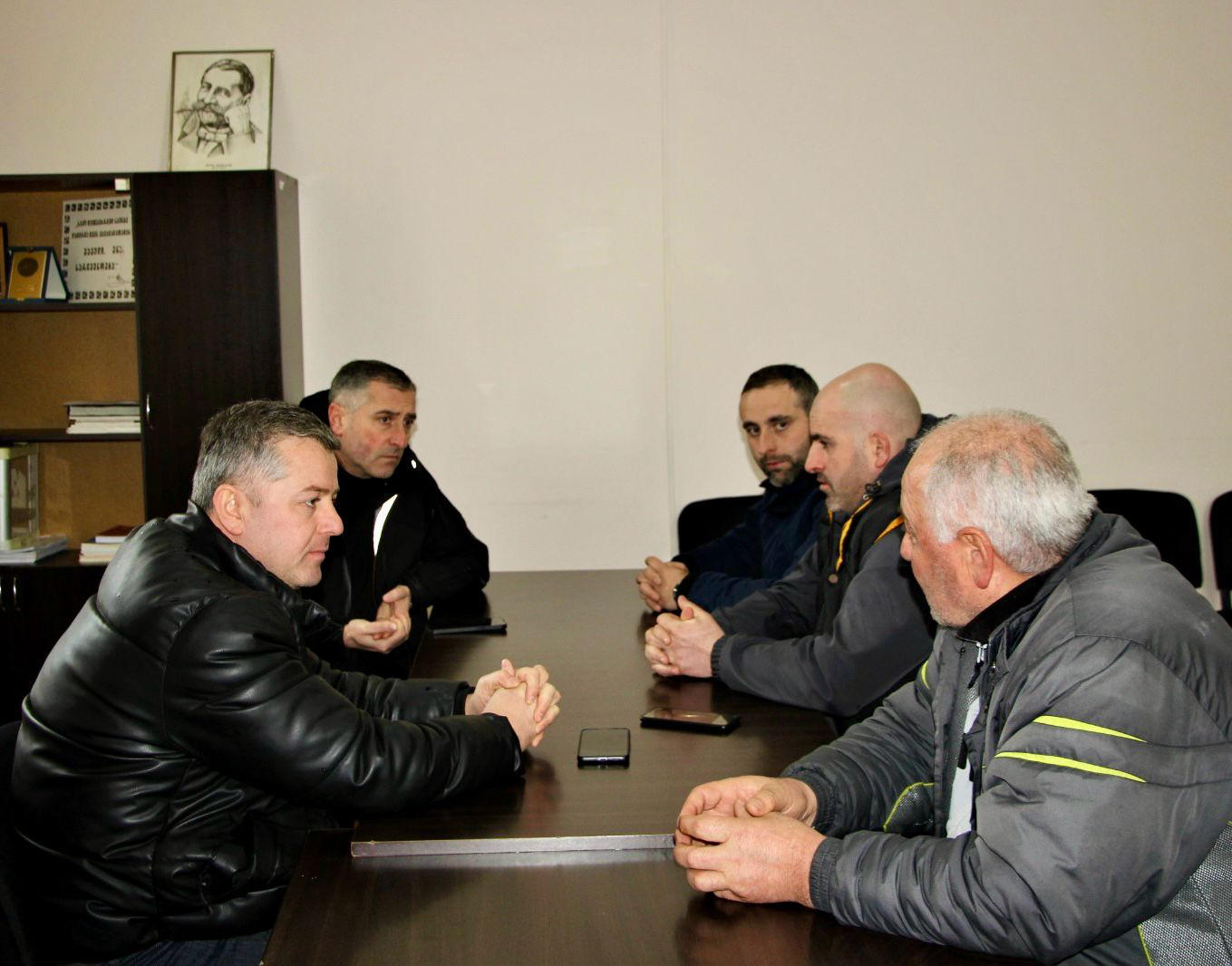 დიდთოვლობის სალიკვიდაციო სამუშაოების მიმდინარეობის საკითხზე ლენტეხის მუნიციპალიტეტის მერიაში საგანგებო თათბირი გაიმართა