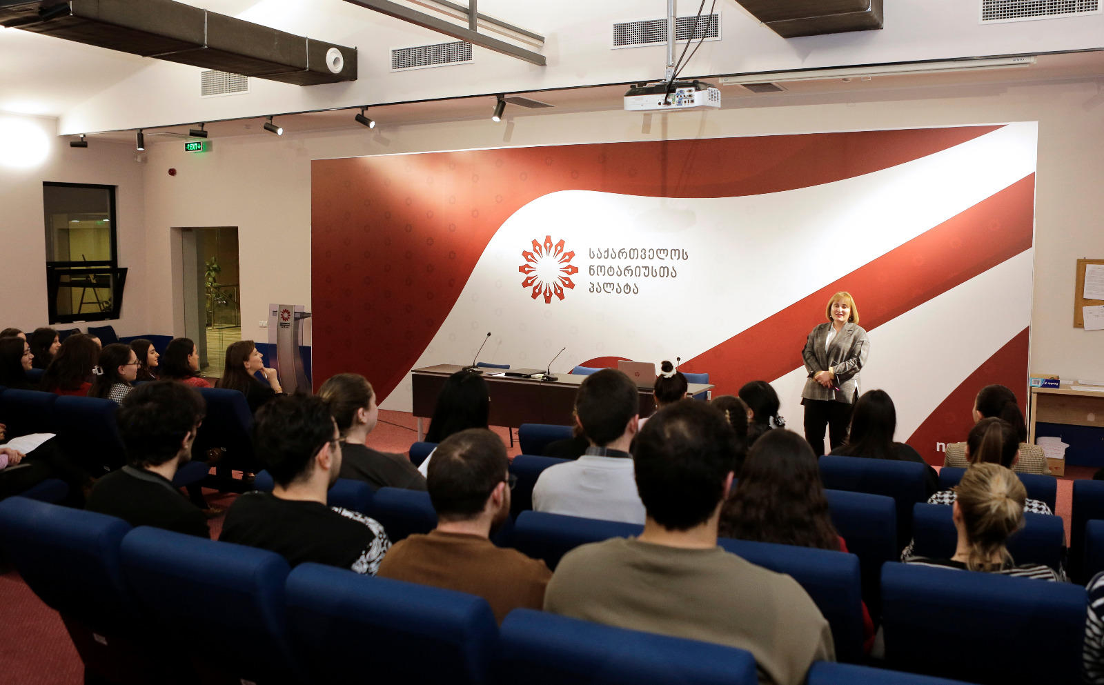 ნოტარიუსთა პალატაში სტაჟირების თეორიული კურსი მიმდინარეობს