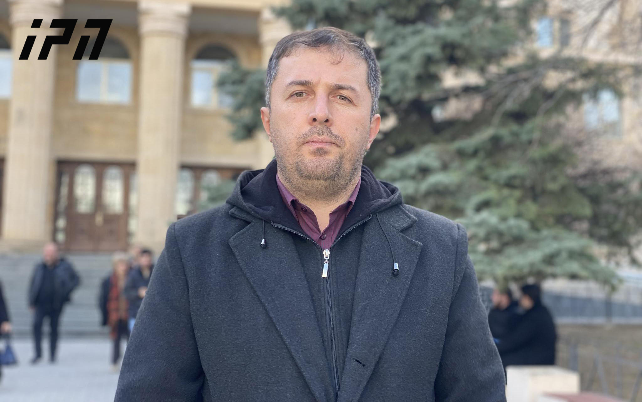 ავლაბარში, 47 წლის მამაკაცის მკვლელობის ბრალდებით დაკავებული ძმები დუმილის უფლებას იყენებენ