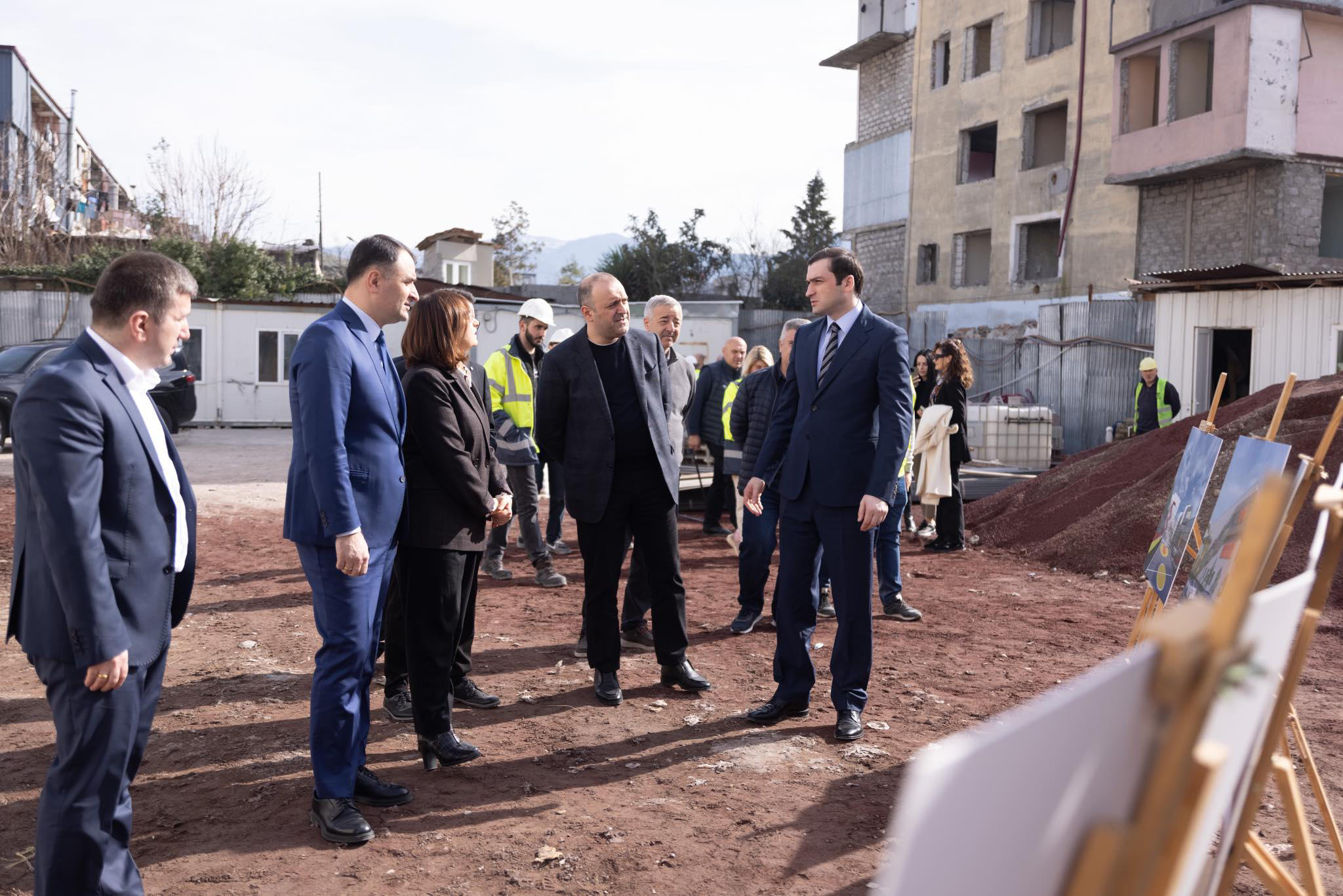 თორნიკე რიჟვაძე ბათუმში სკოლების მშენებლობის პროცესს გაეცნო - 2024 წელს ბათუმში 9 სკოლის ძირითადი და დამატებითი შენობის მშენებლობა, ხოლო 16 სკოლის რეაბილიტაციაა დაგეგმილი