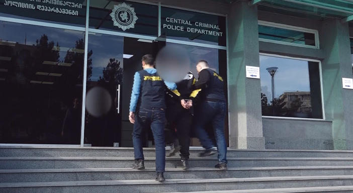 შსს - თბილისში, „პრომო გოგონების“ მეშვეობით უცხოელ მამაკაცებს თავს რესტორანში აპატიჟებინებდნენ და შეკვეთილი მომსახურების შეუსაბამოდ დიდ თანხებს ახდევინებდნენ - დაკავებულია 4 პირი