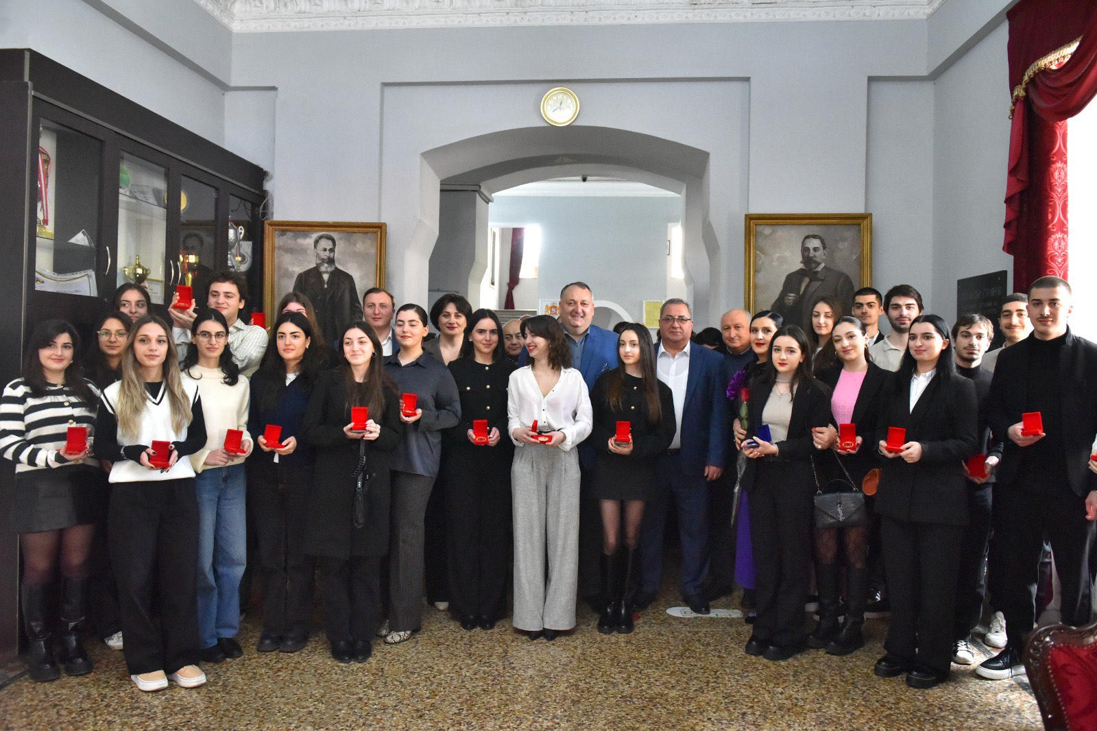 ქუთაისში  N1 საჯარო სკოლის წარმატებულ კურსდამთავრებულებს ოქროს მედლები გადაეცათ