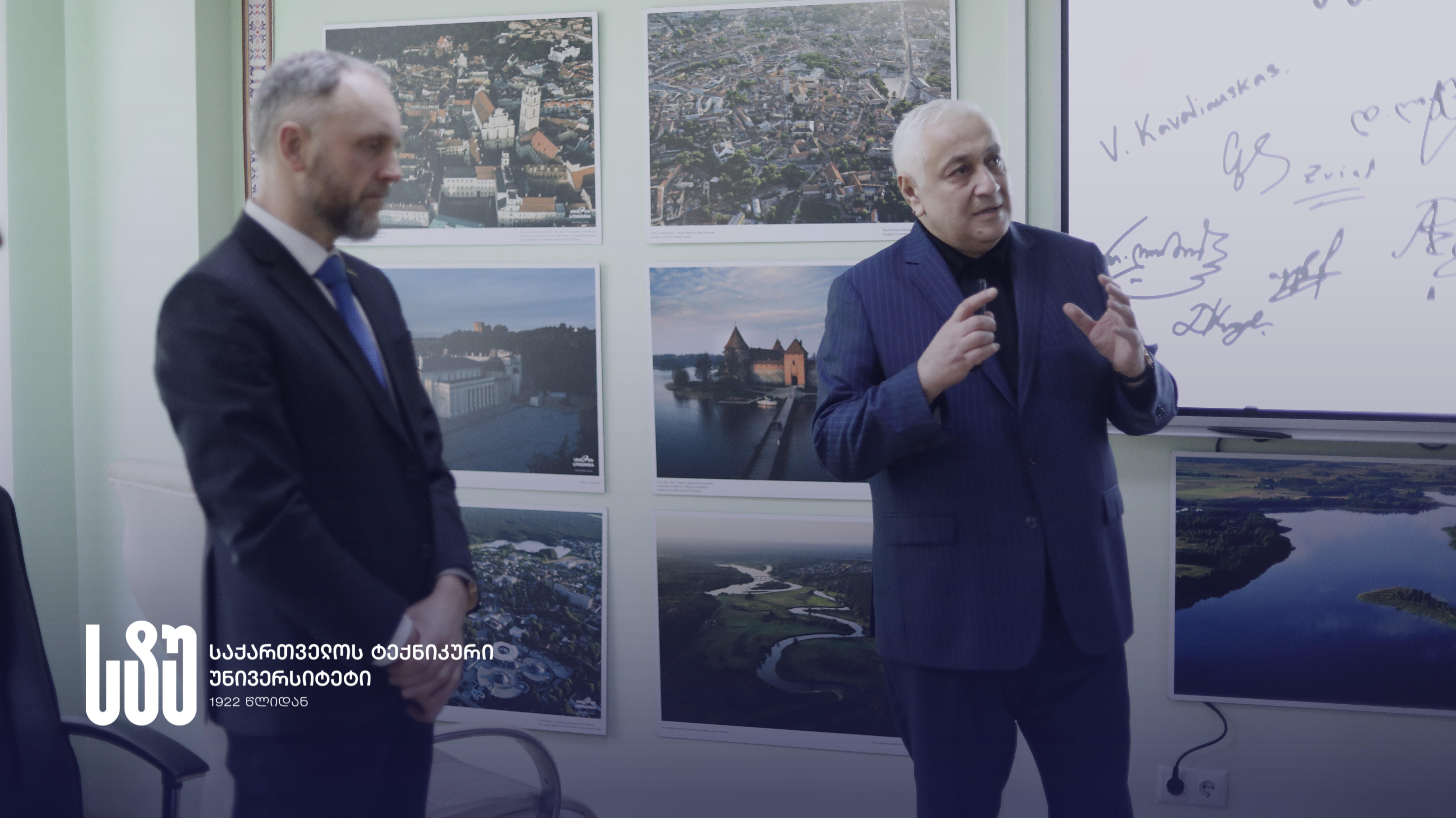 საქართველოს ტექნიკური უნივერსიტეტის პროფესორ ვიდას კავალიაუსკასის ლიეტუვური ენის, კულტურისა და განათლების ცენტრს „ჭკვიანი დაფა“ გადაეცა