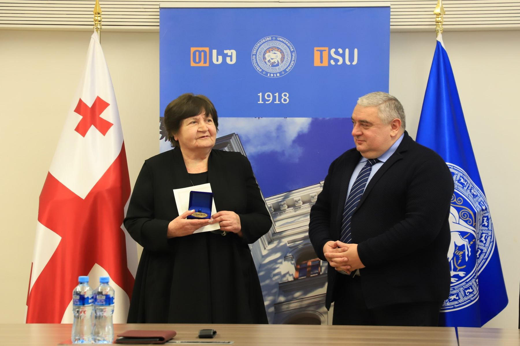 ჯაბა სამუშიამ ცნობილი ქართველი მეცნიერი, ეთნოლოგი ნინო (ნუნუ) მინდაძე უნივერსიტეტის მედლით დააჯილდოვა