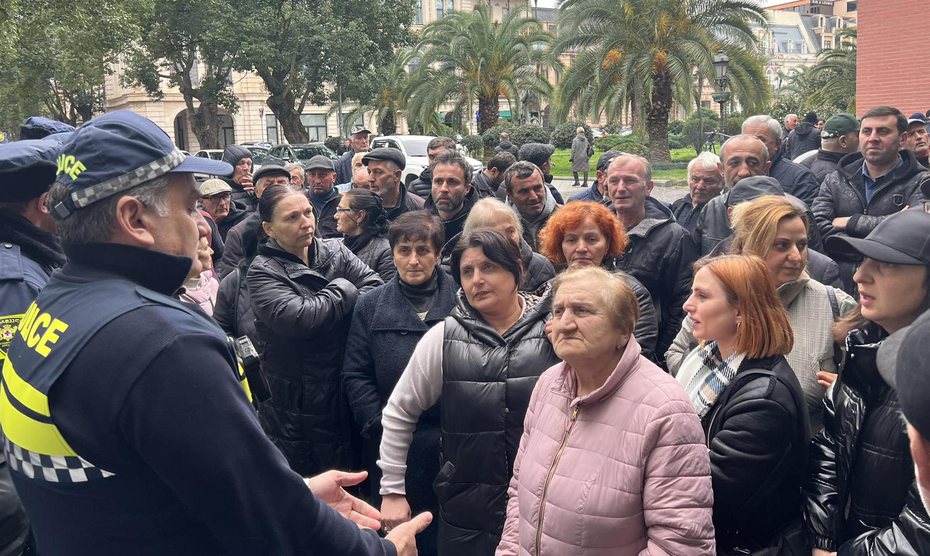 აჭარის მთავრობის სახლთან ხელვაჩაურის მუნიციპალიტეტის სოფელ ახალშენის მოსახლეობა საპროტესტო აქციას მართავს
