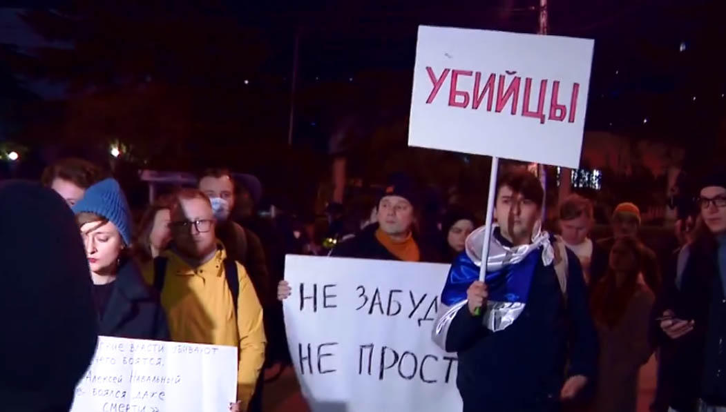 "პუტინი მკვლელია“, „რუსეთი იქნება თავისუფალი“, „არ დაივიწყო, არ აპატიო“ - ამ შინაარსის ლოზუნგებით რუსეთის მოქალაქეები თბილისში, რუსეთის საელჩოს ყოფილ შენობასთან შეიკრიბნენ