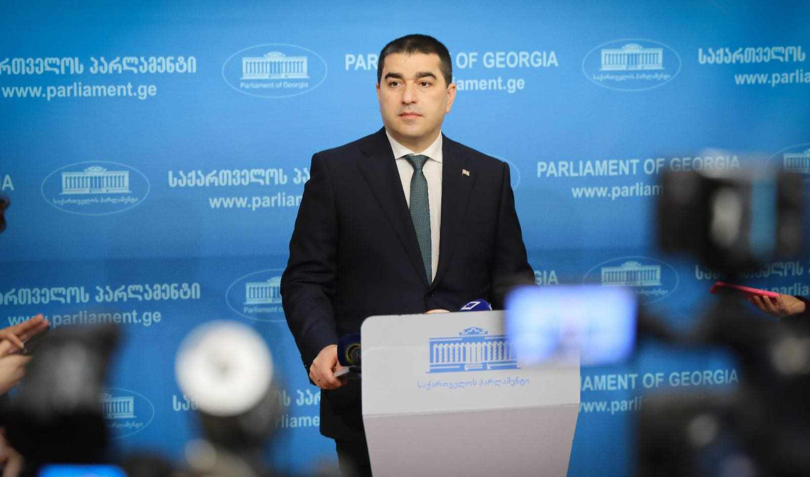 შალვა პაპუაშვილი - ვხედავთ პირდაპირ სქემებს, რომ პარტიებს შექმნილი აქვთ "ენჯეოები" და ეს "ენჯეოები" ფინანსდება უცხოური ყულაბიდან - საფრანგეთში გერმანიამ რომ დააფინანსოს ფრანგული პარტია, ეს იქნება ისეთი სკანდალი, ერთმანეთს საშვილიშვილოდ გადაეკიდებიან