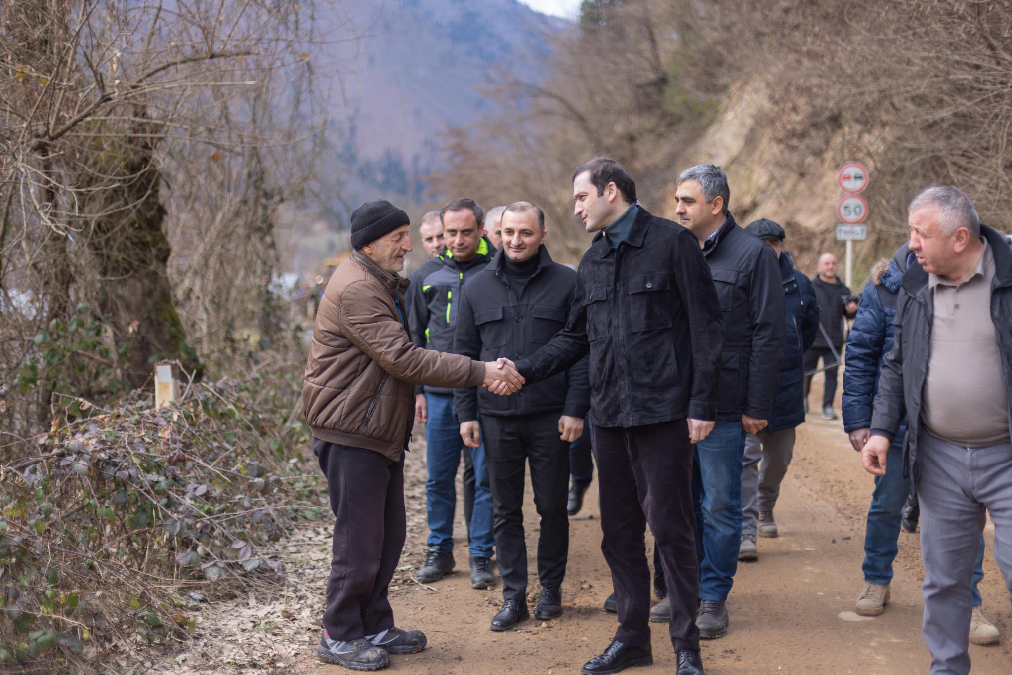 თორნიკე რიჟვაძე მაღალმთიან აჭარაში მეწყრის შედეგად დაზიანებული ინფრასტრუქტურის აღდგენით სამუშაოებს გაეცნო და მოსახლეობას შეხვდა