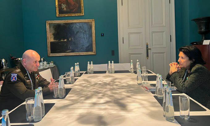 საქართველოს პრეზიდენტი აშშ-ის ევროპული სარდლობის გენერალ კრისტოფერ კავოლის შეხვდა