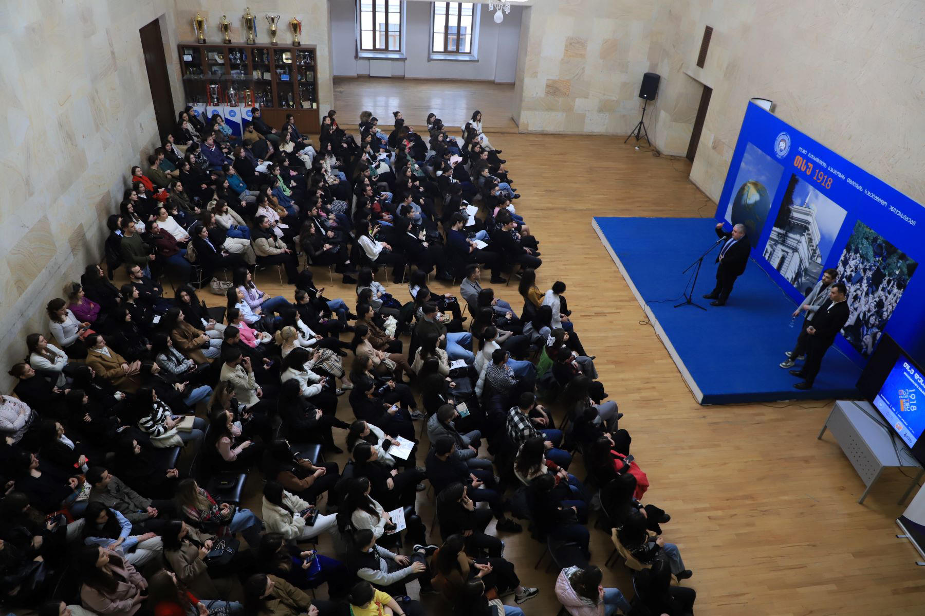 ჯაბა სამუშია „თსუ დესპანი 2024“-ის მონაწილე სტუდენტებს შეხვდა