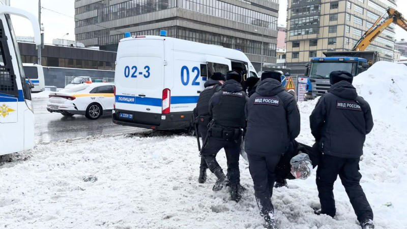 რუსეთში ნავალნის ხსოვნისადმი მიძღვნილ აქციებზე 400-ზე მეტი ადამიანი დააკავეს