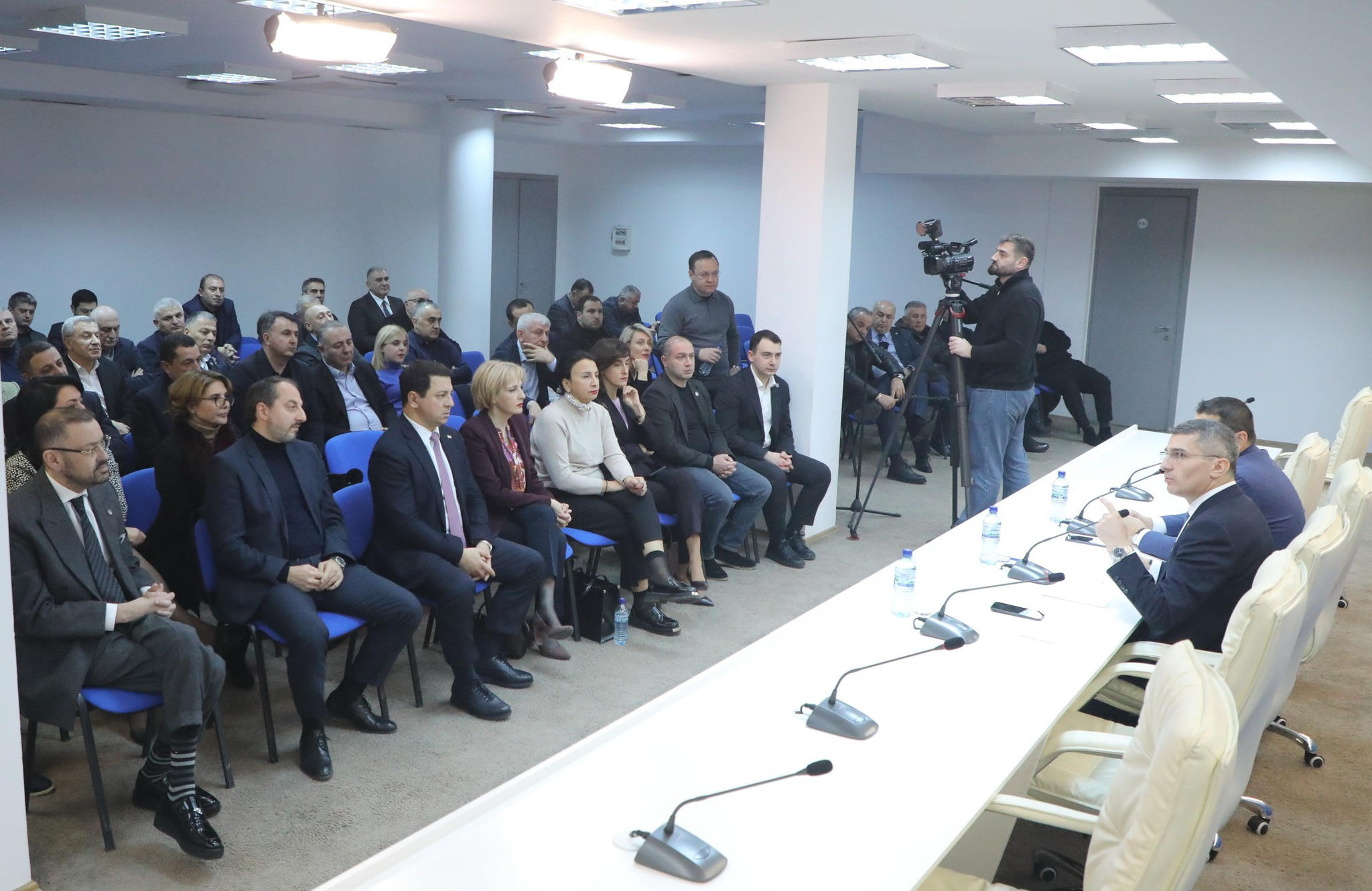 საპარლამენტო უმრავლესობის სხდომაზე რამდენიმე საკადრო გადაწყვეტილება მიიღეს