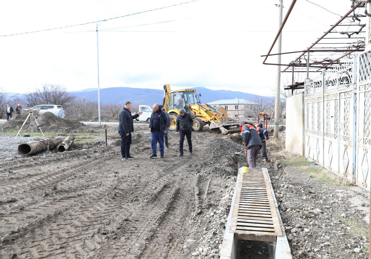 გორის მერის მოადგილემ ინფრასტრუქტურისა და ზედამხედველობის სამსახურების თანამშრომლებთან ერთად, ბერბუკში გზის მოწყობის სამუშაოები დაათვალიერა