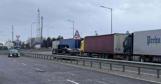 პოლონელმა ფერმერებმა უკრაინა-პოლონეთის სამ სასაზღვრო პუნქტზე მსუბუქი ავტომობილებისა და ავტობუსების გაშვება დაიწყეს