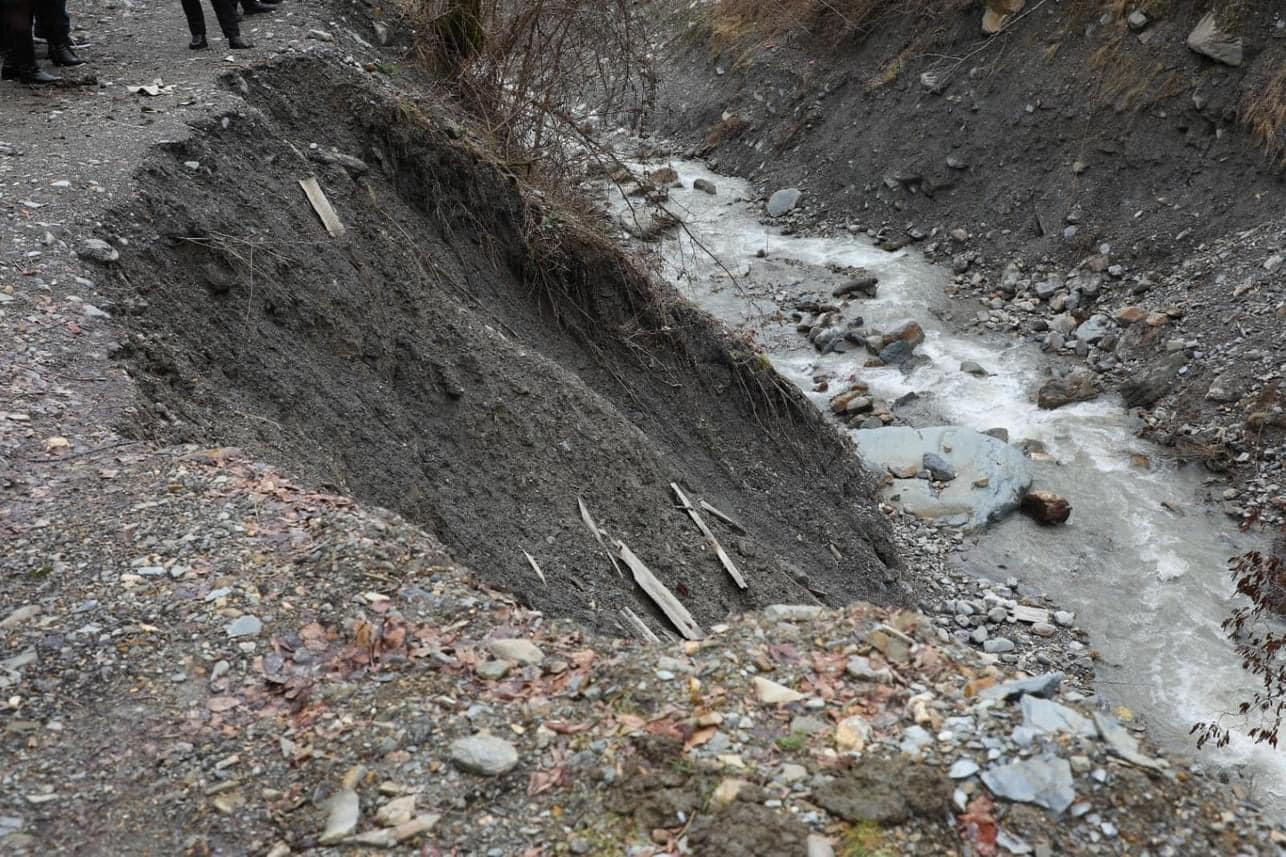 ონის მერია - უხვმა ნალექმა მეწყრული პროცესები გაააქტიურა, რამაც სოფელ უწერაში ჯინჭვისსა და ბარში სხვადასხვა სახის საგზაო და სამშენებლო ინფრასტრუქტურის დაზიანება გამოიწვია