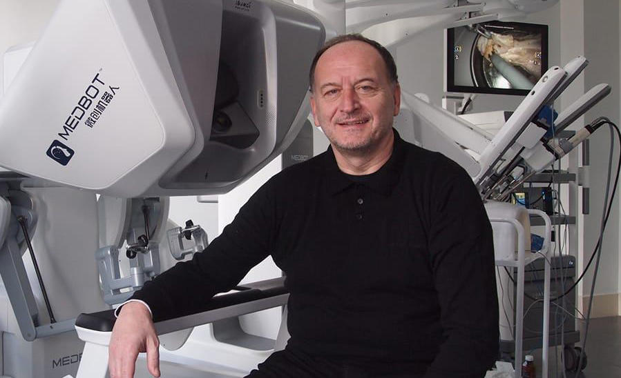 პროფესორი გურამ ქარაზანაშვილი, MMT ჰოსპიტალში, საქართველოსა და კავკასიის რეგიონში პირველ რობოტ-ასისტირებად ქირურგიულ ოპერაციას განახორციელებს