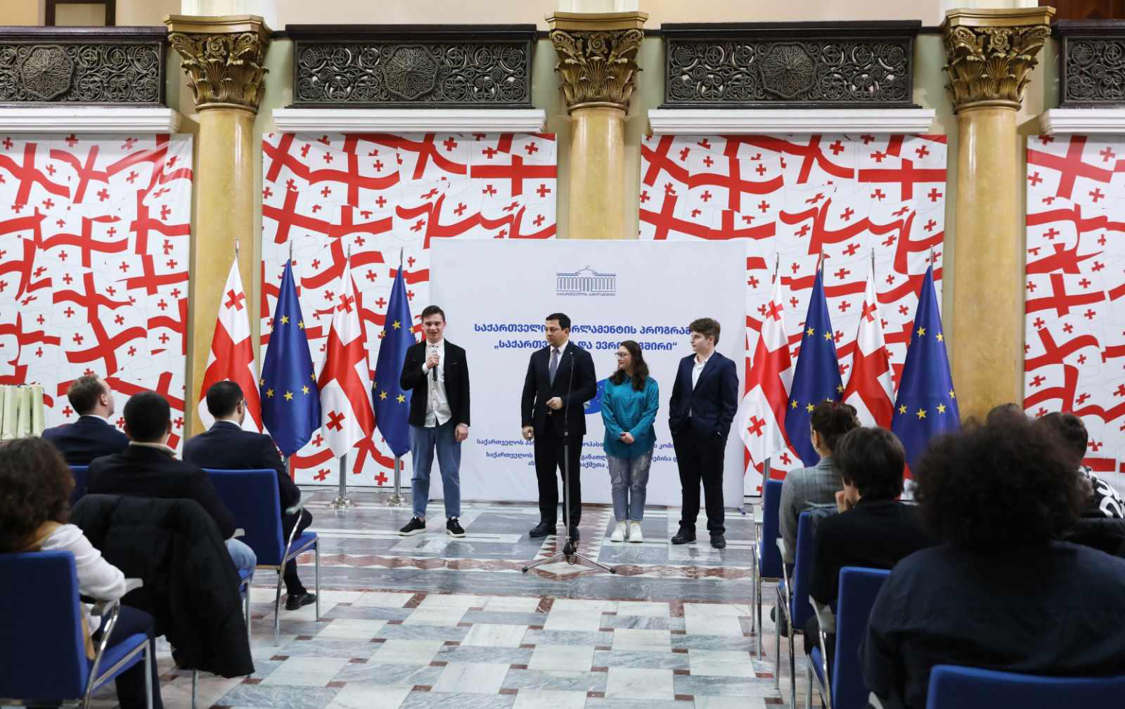 არჩილ თალაკვაძე „საქართველო და ევროკავშირი" პროექტის მონაწილე ახალგაზრდებს შეხვდა და სამახსოვრო სიგელები გადასცა