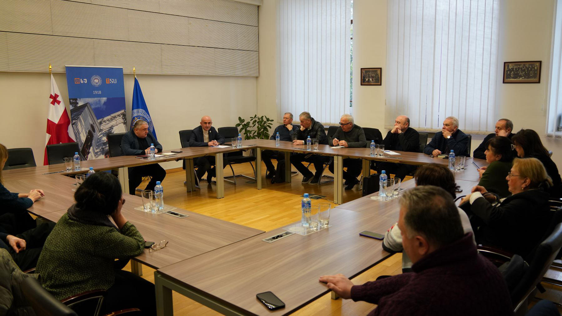 ჯაბა სამუშიამ თსუ სამეცნიერო-კვლევითი ინსტიტუტების ხელმძღვანელებთან სამუშაო შეხვედრა გამართა