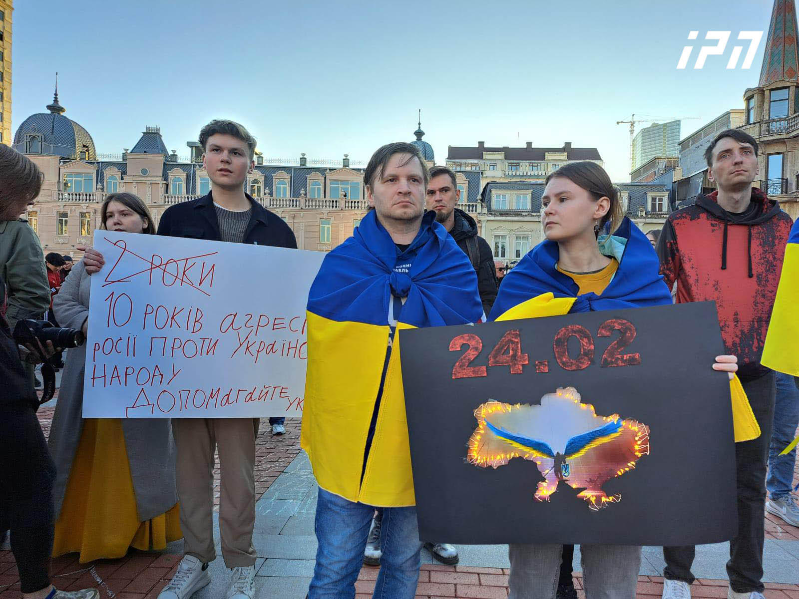 „რუსეთი გვართმევს სამშობლოს, გვართმევს სიცოცხლეს, გვართმევს მომავალს“ - ამ ლოზუნგით, ბათუმში, ევროპის მოედანზე უკრაინისა და საქართველოს მოქალაქეები შეიკრიბნენ