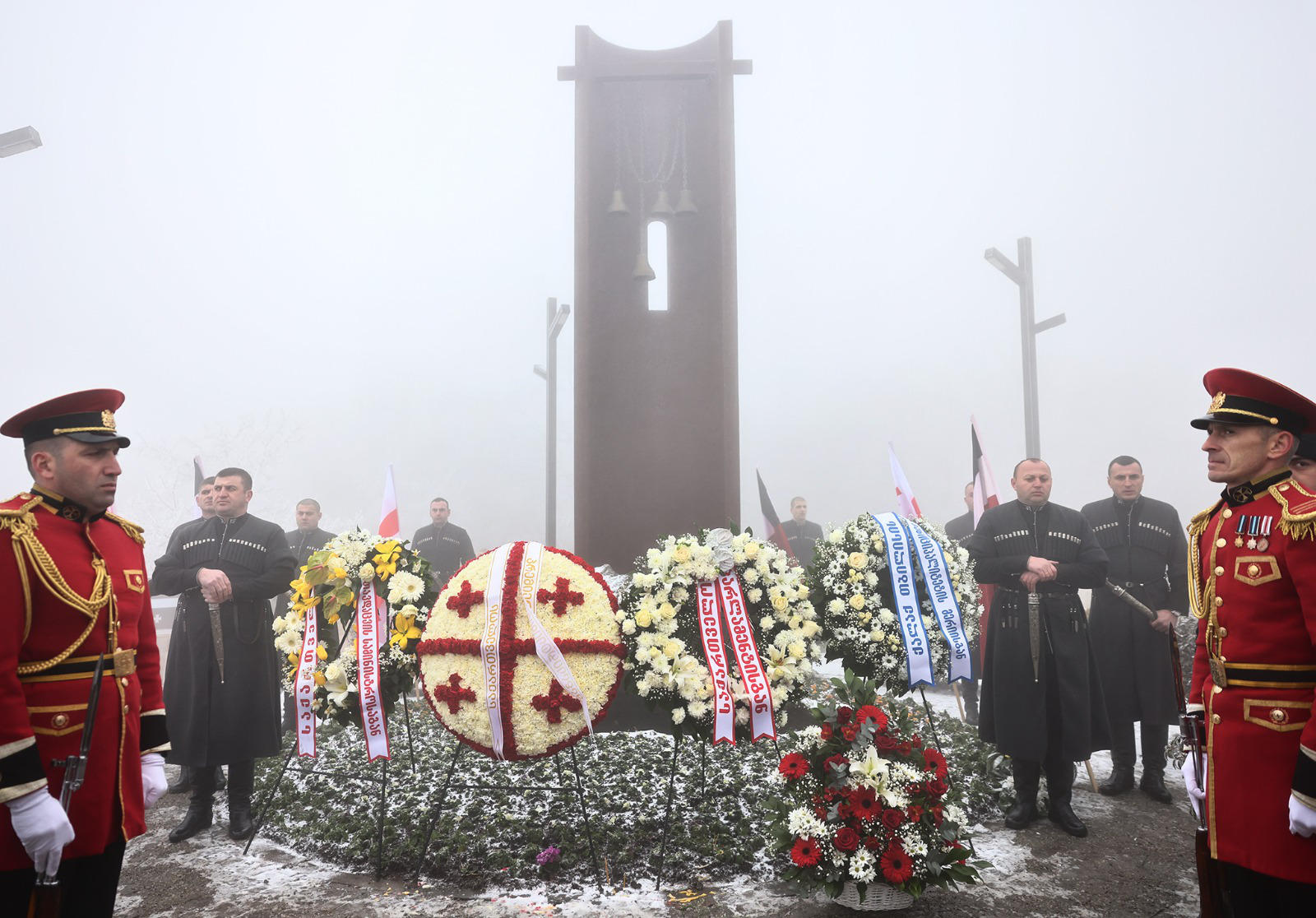რუსლან აბაშიძემ საქართველოს დამოუკიდებლობისთვის ბრძოლაში დაღუპული იუნკრების ხსოვნას პატივი მიაგო