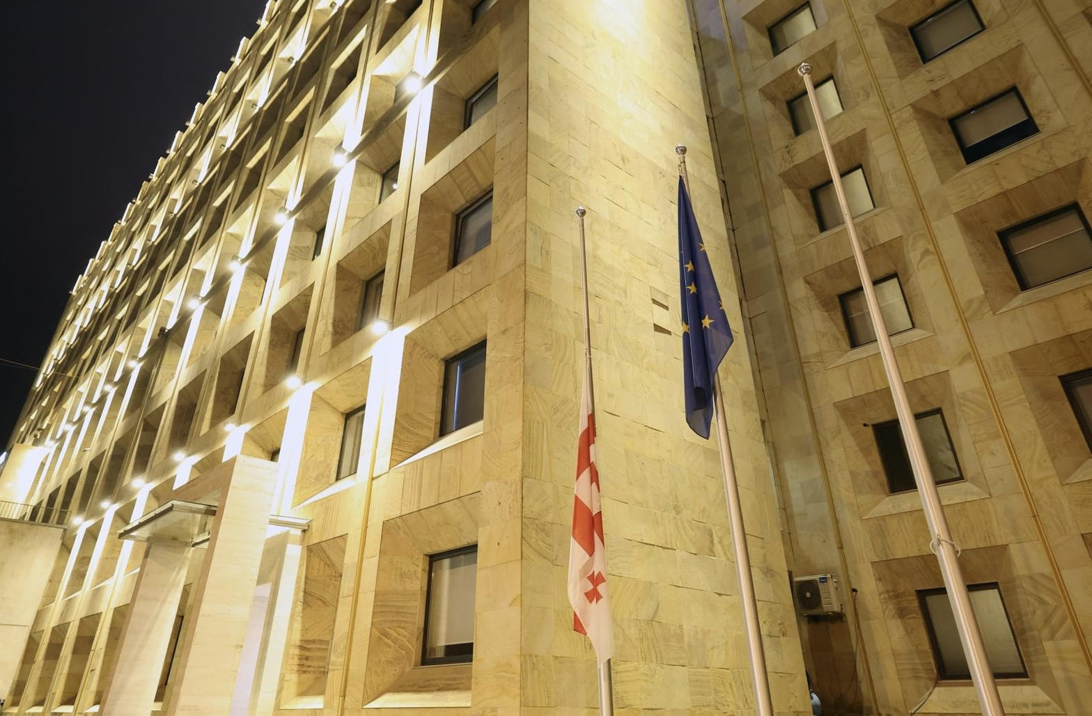 საბჭოთა ოკუპაციის დღესთან დაკავშირებით, ადმინისტრაციულ შენობებზე სახელმწიფო დროშები დაშვებულია