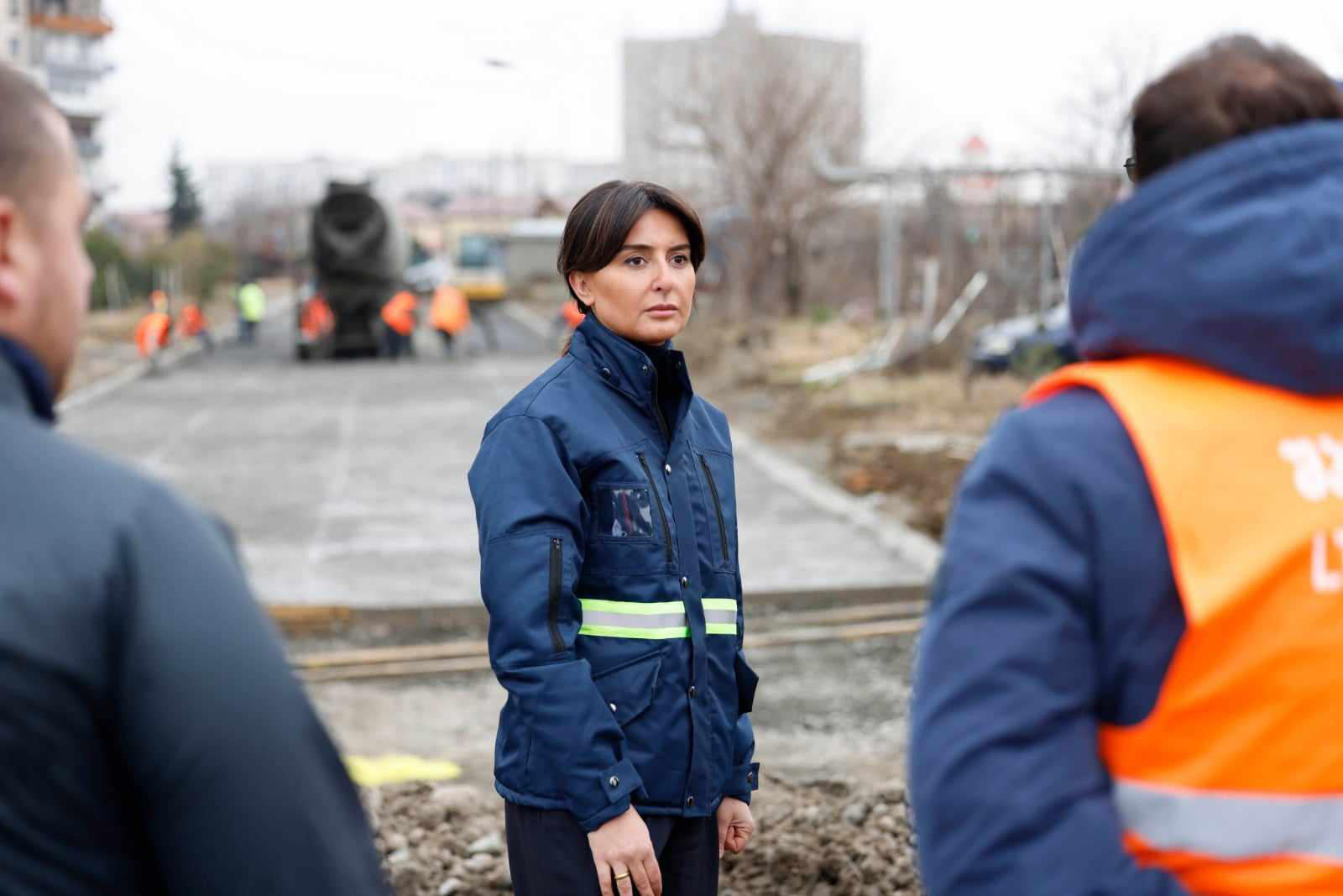 რუსთავში აფხაზეთის ქუჩაზე ახალი საგზაო ინფრასტრუქტურა ეწყობა