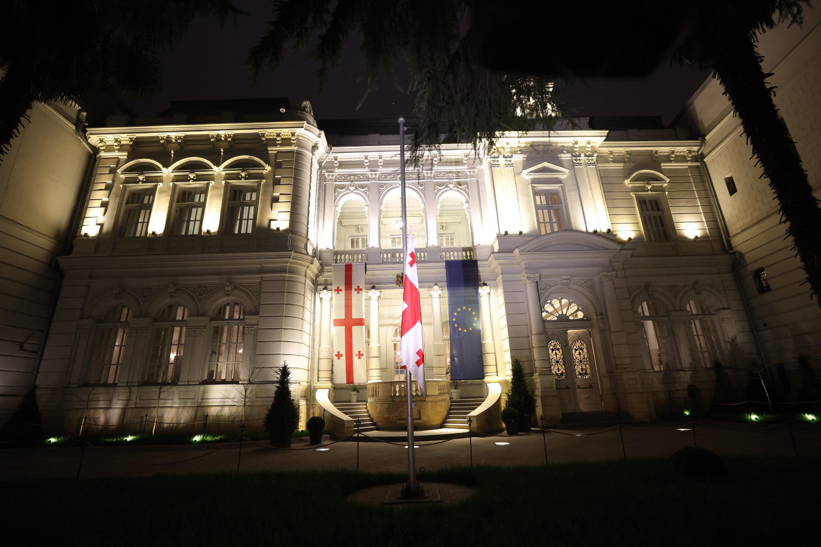საბჭოთა ოკუპაციის დღესთან დაკავშირებით პრეზიდენტის სასახლეზე სახელმწიფო დროშა დაშვებულია
