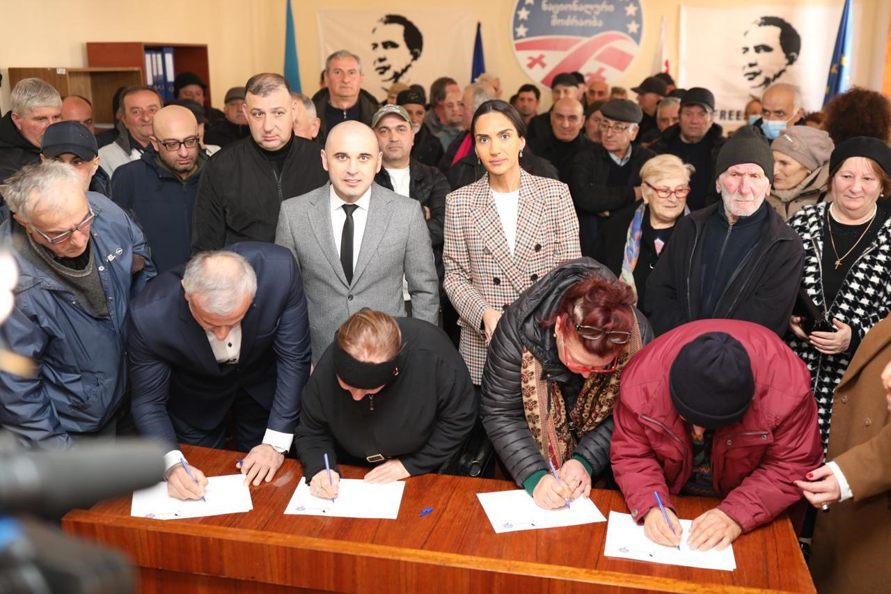 ლევან ხაბეიშვილი - ჩვენი ათასობით თანამოქალაქე დგას რიგში, რომ პრეზიდენტ მიხეილ სააკაშვილის თავისუფლებას ხელი მოაწეროს