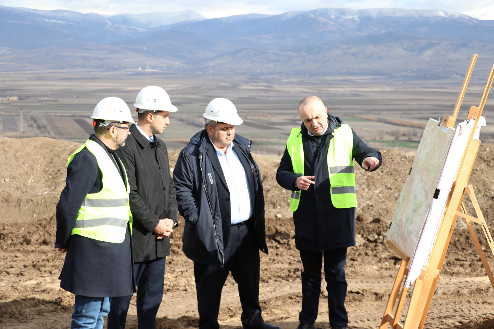 „აღმოსავლეთ-დასავლეთის“ მაგისტრალური გაზსადენის 20,5 კმ-იანი მონაკვეთის მშენებლობა საოკუპაციო გამყოფი ზოლის სიახლოვეს მიმდინარეობს
