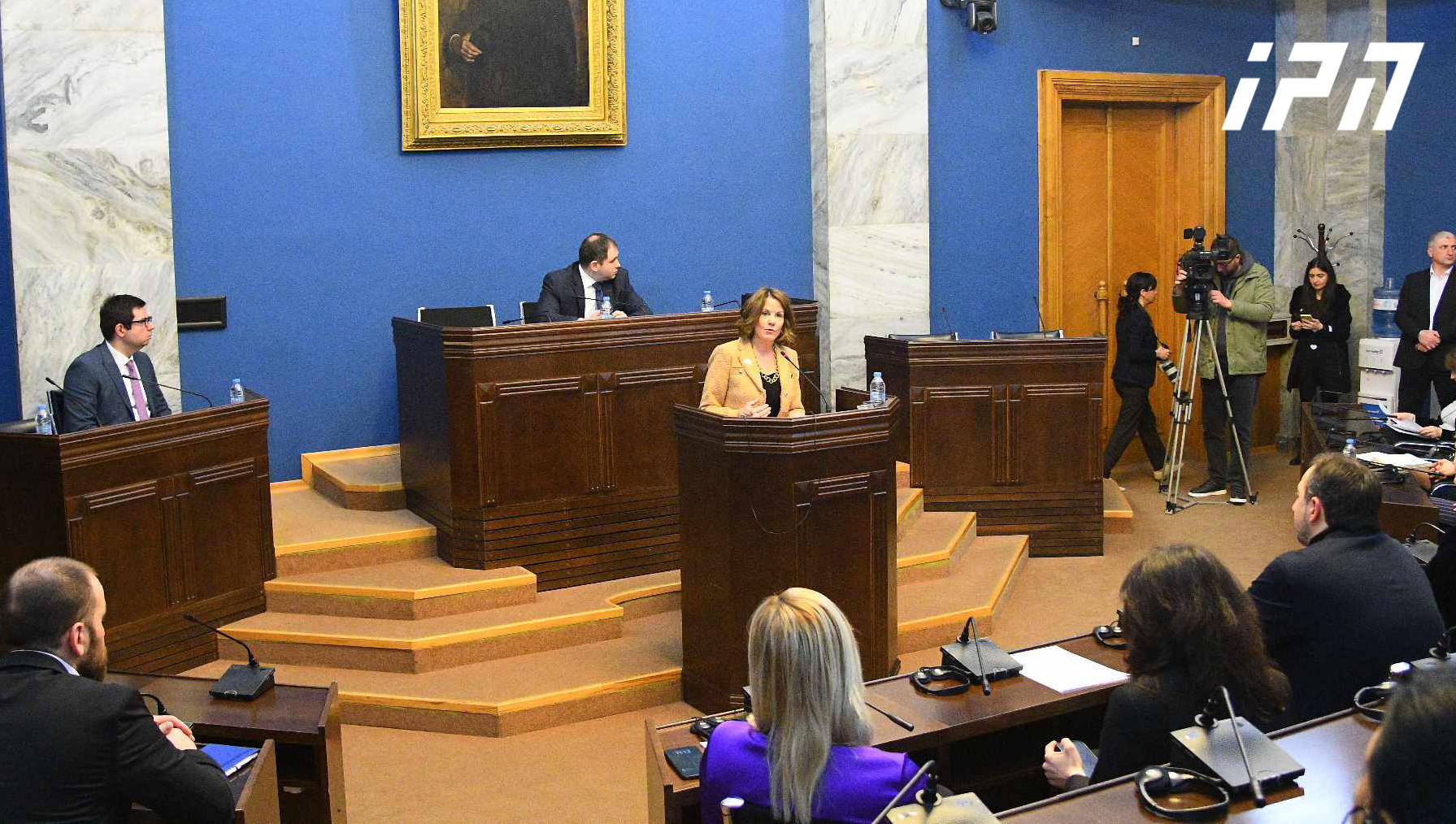 პარლამენტის საგარეო ურთიერთობათა კომიტეტში აშშ-ს ელჩის მოსმენა დახურულ რეჟიმში გრძელდება