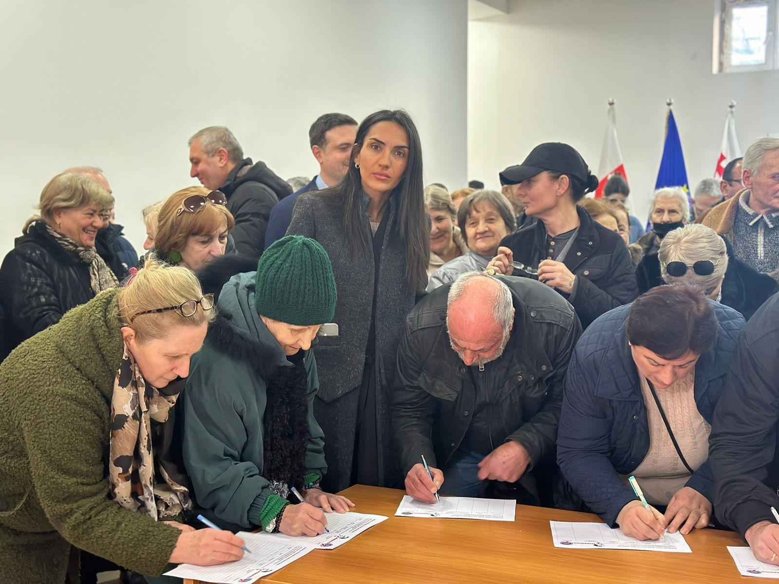 სოფო ჯაფარიძე - დღეს, თბილისის რამდენიმე უბანი შემოვიარე - ყველგან ადამიანების რიგია, რომლებიც სთხოვენ სალომე ზურაბიშვილს, რომ გაათავისუფლოს პრეზიდენტი სააკაშვილი