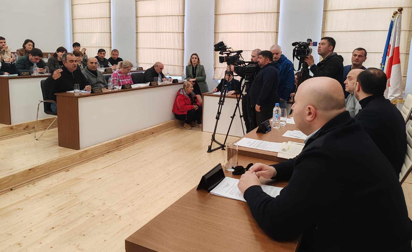 სენაკის მუნიციპალიტეტის საკრებულოში ხმაური და სიტყვიერი დაპირისპირება იყო