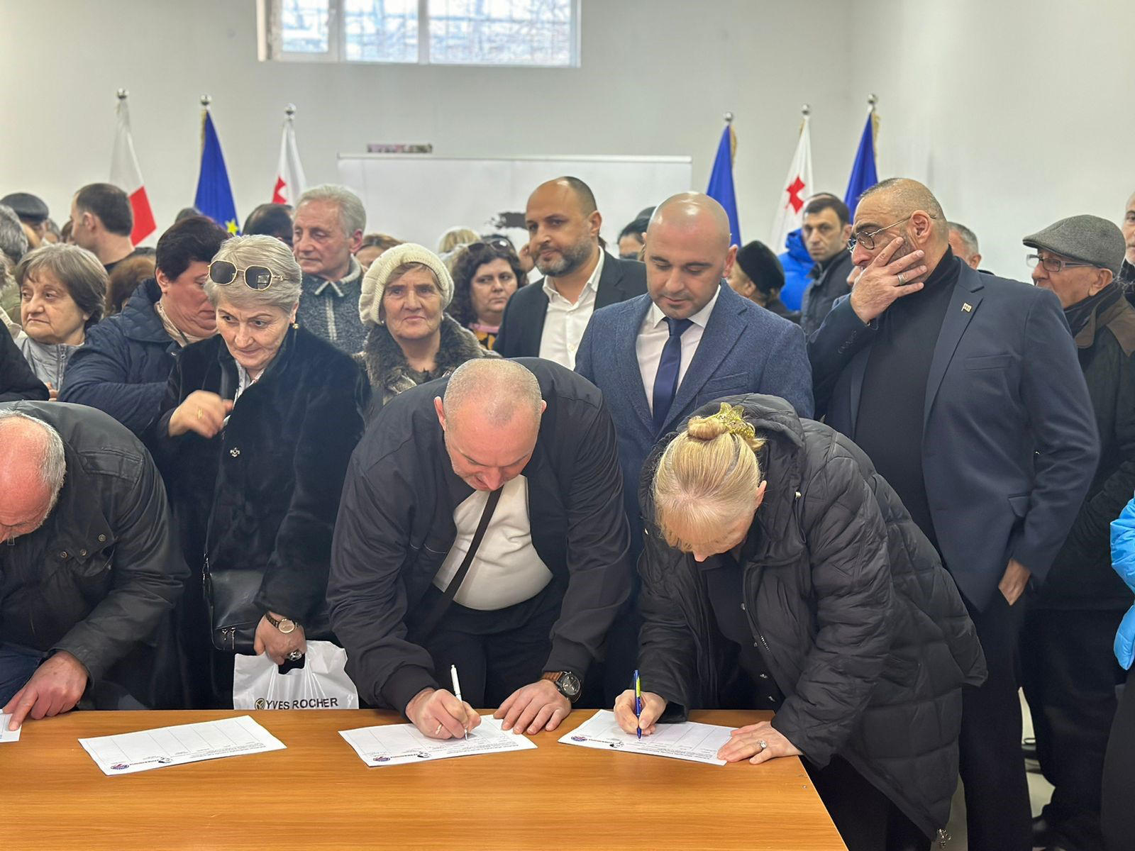 ლევან ხაბეიშვილი - ჩვენი ათასობით  თანამოქალაქე დგას რიგში, რომ ხელი მოაწეროს პრეზიდენტ მიხეილ სააკაშვილის თავისუფლებას - სალომე ზურაბიშვილმა უნდა მიიღოს გადაწყვეტილება და უნდა გაათავისუფლოს მიხეილ სააკაშვილი