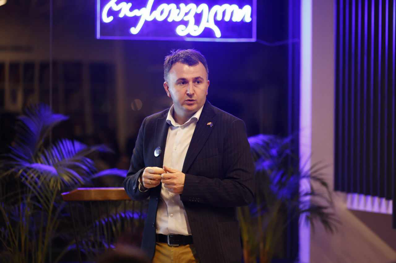 ირაკლი შატაკიშვილი რუსთაველ ახალგაზრდებს შეხვდა