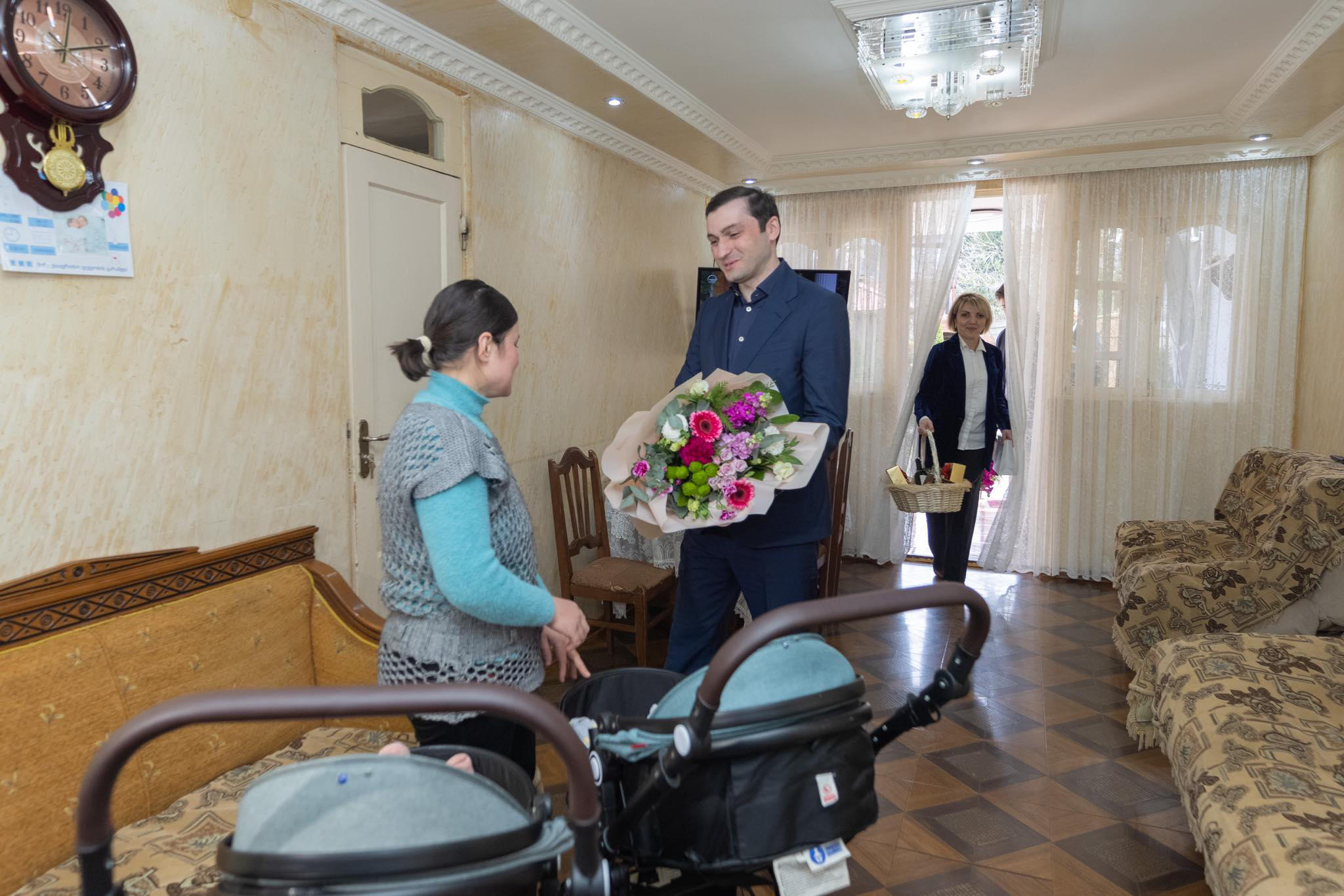 თორნიკე რიჟვაძემ დედის დღე ახალშობილი ტყუპის დედას მიულოცა