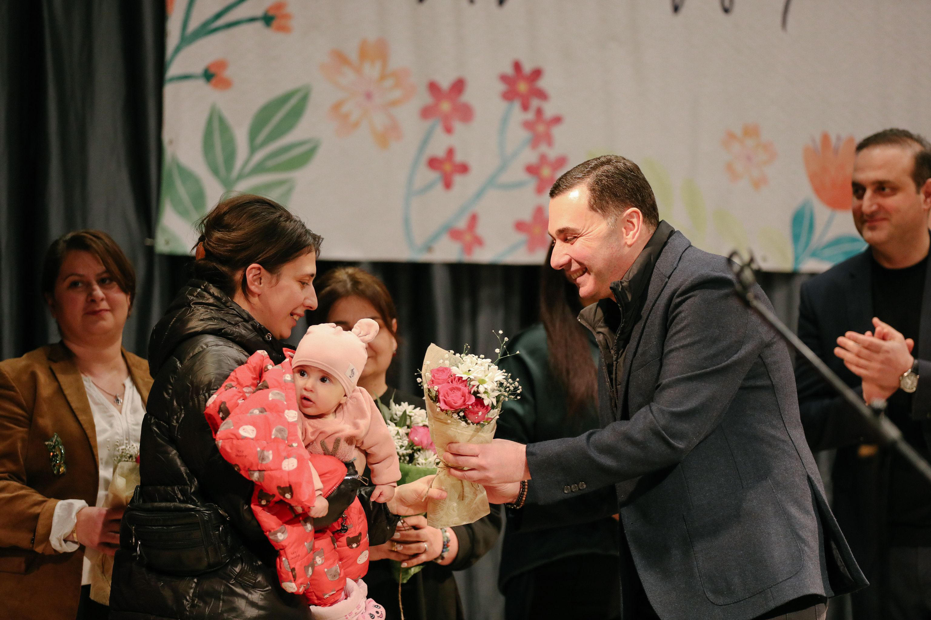 გიორგი ტყემალაძემ მრავალშვილიან დედებს 3 მარტი მიულოცა
