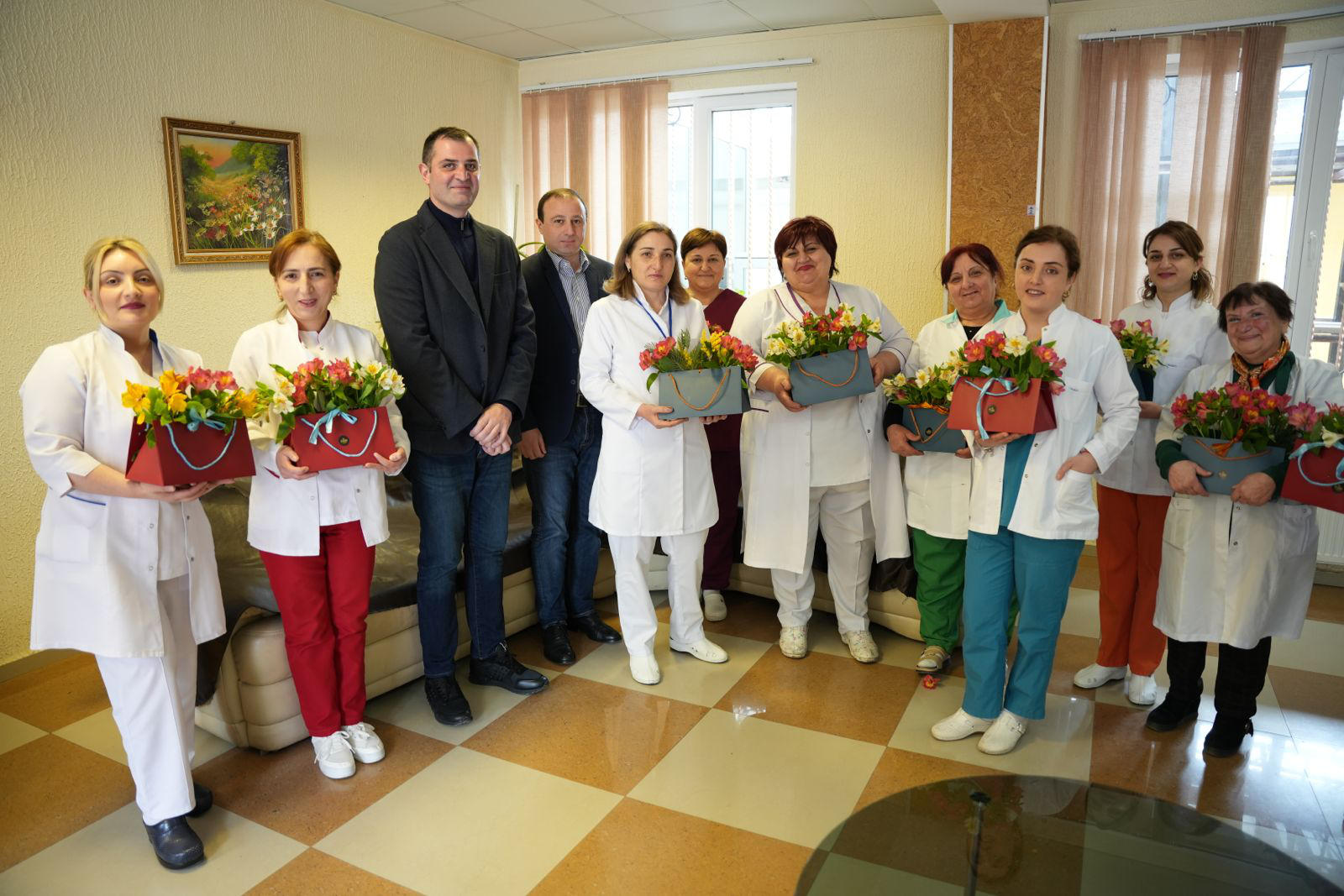 კახეთის მხარეში სახელმწიფო რწმუნებულმა და თელავის მუნიციპალიტეტის მერმა მედპერსონალს დედის დღე მიულოცეს