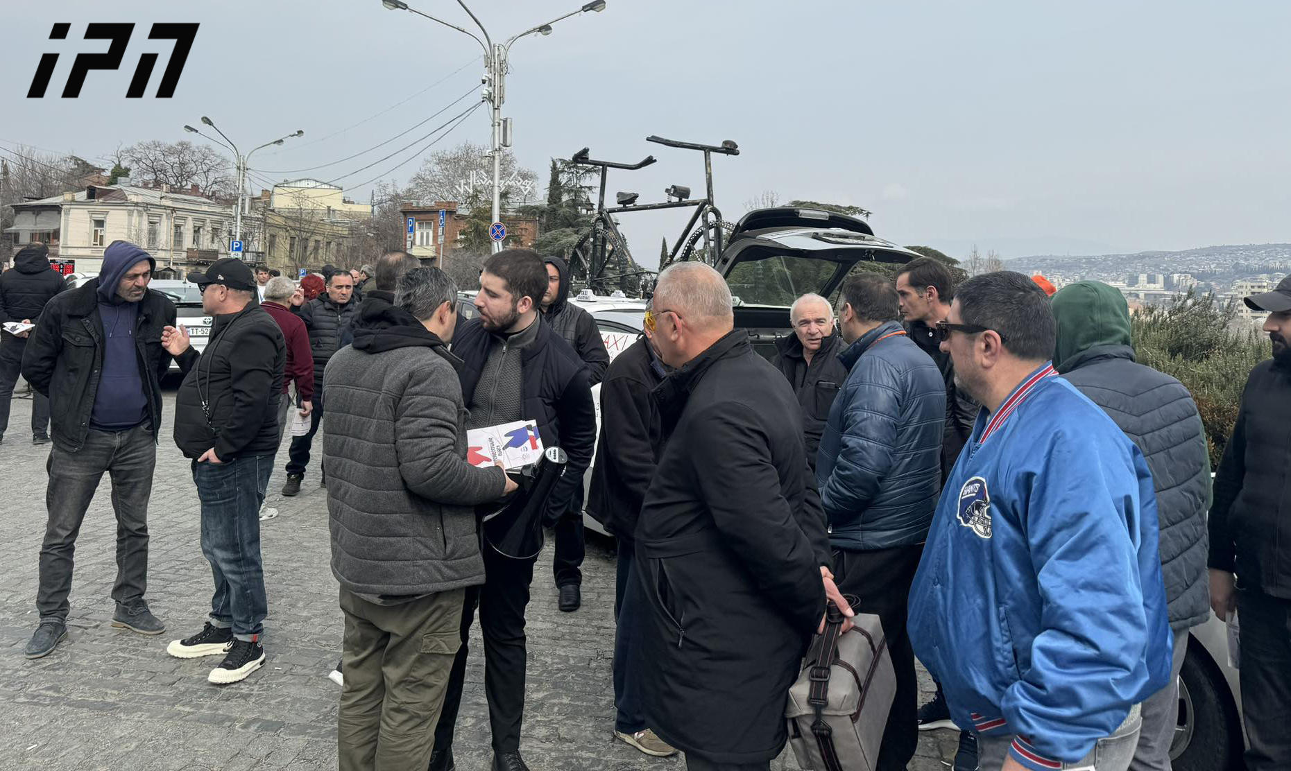 აპლიკაციით დასაქმებულმა ტაქსის მძღოლებმა პროფკავშირებთან ერთად რესპუბლიკის მოედანზე მორიგი აქცია გამართეს