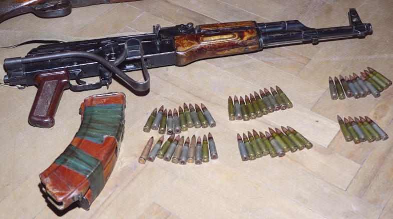პოლიციამ თბილისსა და რეგიონებში უკანონო ცეცხლსასროლი იარაღი და საბრძოლო მასალა ამოიღო