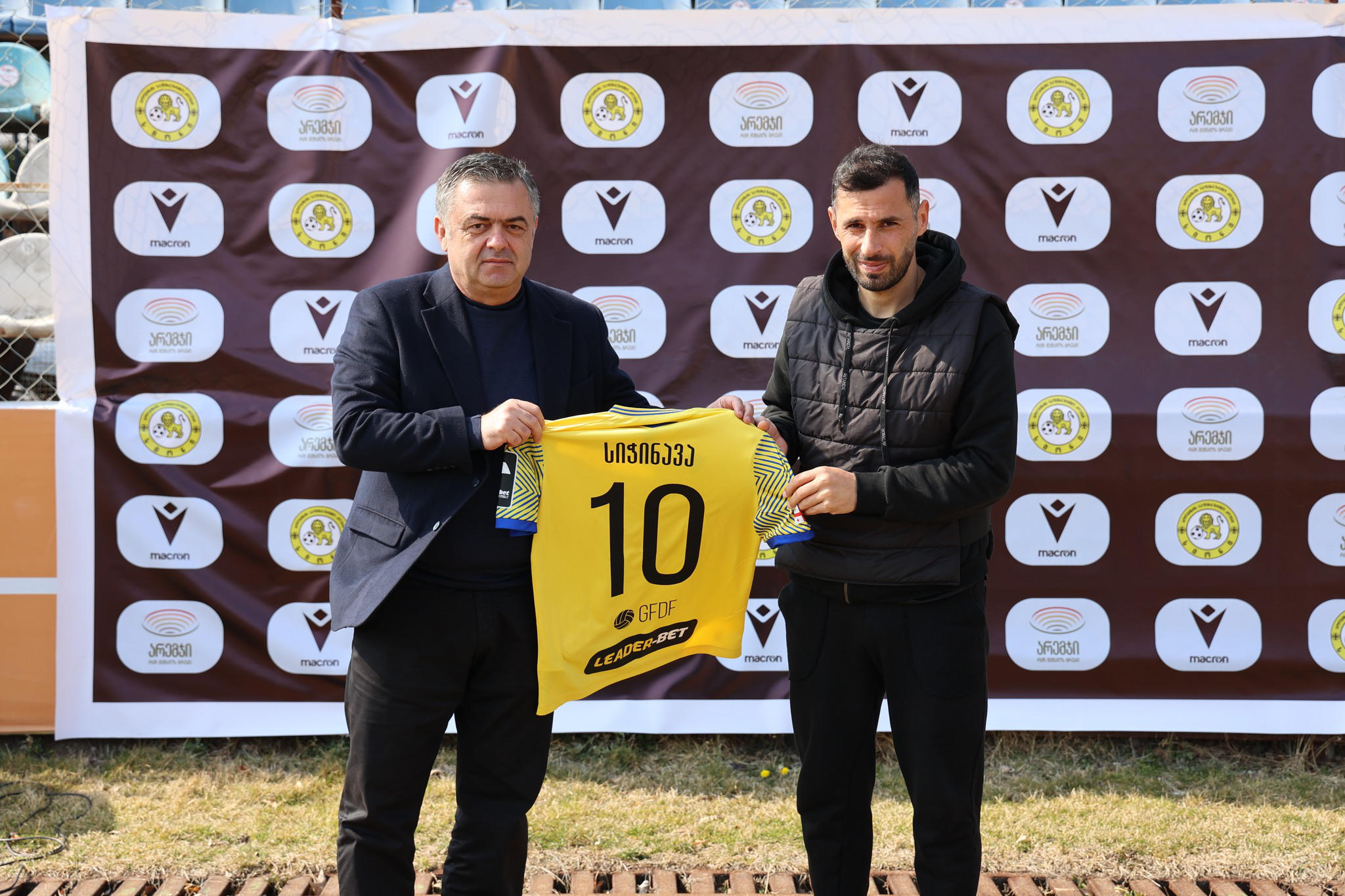 ბოლნისის მერი დავით შერაზადიშვილი, პირველ მოადგილესთან ბუბა გობეჯიშვილთან ერთად, საფეხბურთო კლუბ ბოლნისის „სიონის“ ახალწვეულების წარდგენის ღონისძიებას დაესწრო