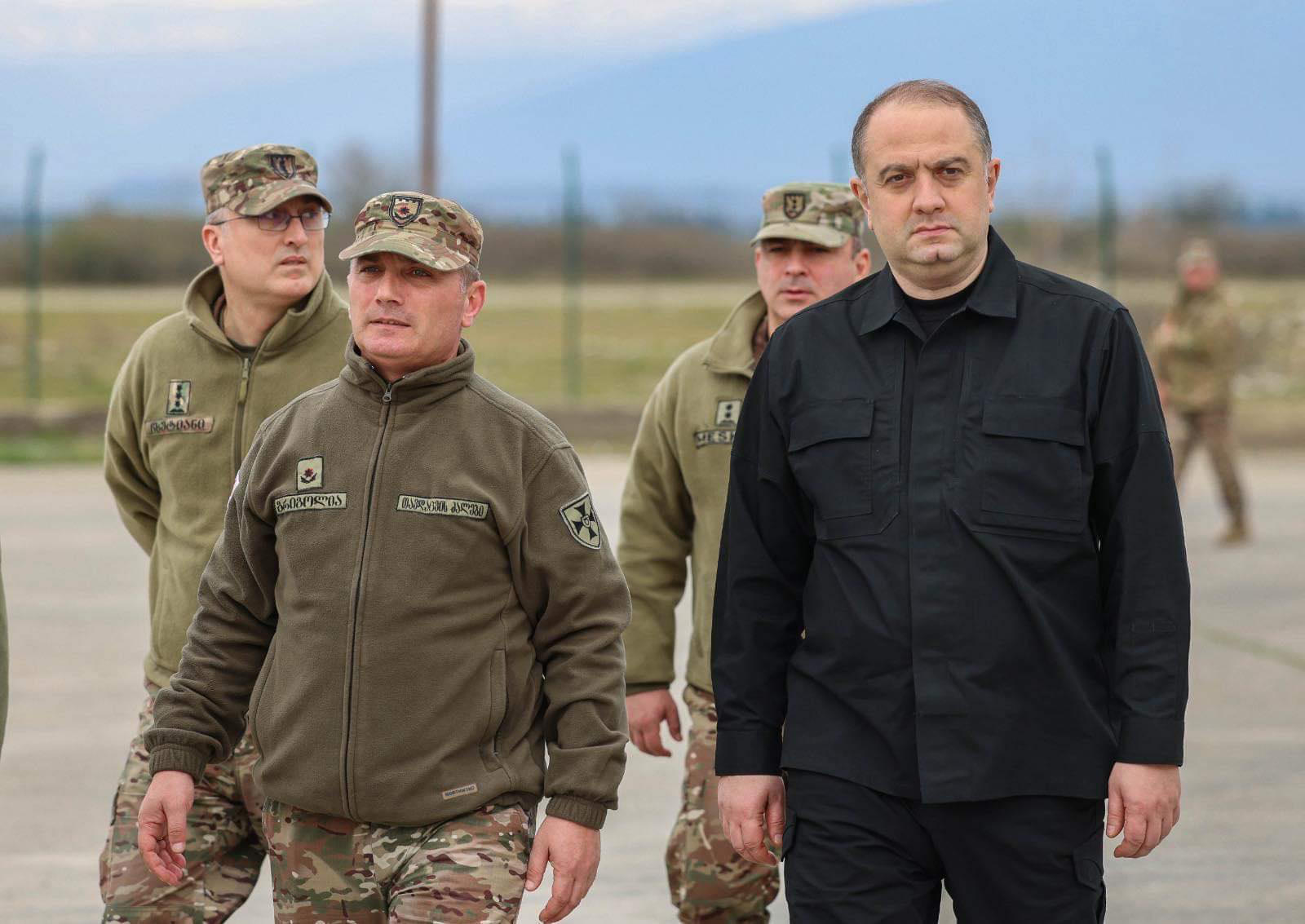 ირაკლი ჩიქოვანი დასავლეთის სარდლობის სამხედრო ბაზებზე არსებულ ვითარებას ეცნობა