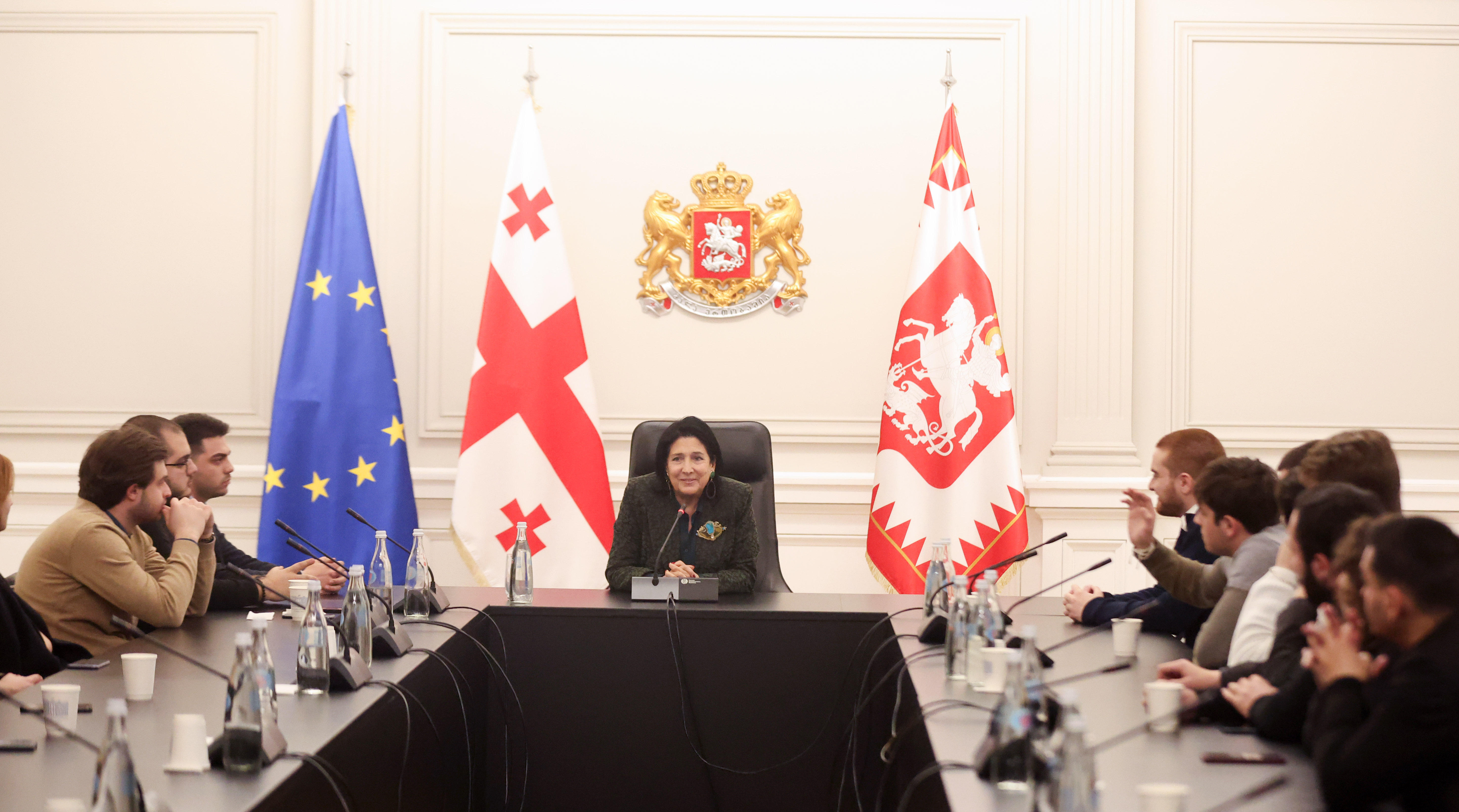 პრეზიდენტის ადმინისტრაცია - სალომე ზურაბიშვილი რუსული კანონის წინააღმდეგ 7-8 მარტის საპროტესტო აქციების მონაწილე ახალგაზრდებს შეხვდა