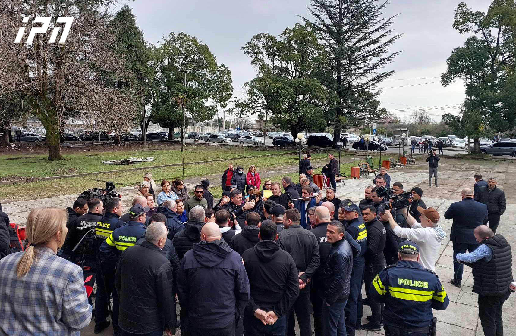 ზუგდიდში, ირაკლი ღარიბაშვილის პარტიულ აქტივთან შეხვედრის პარალელურად საბანკო სისტემის წინააღმდეგ აქცია იმართება