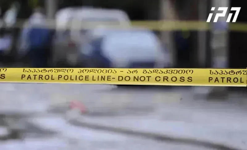 იუსტიციის სამინისტროს თანამშრომელი, უწყების შენობის მაღალი სართულიდან გადმოვარდნის შედეგად გარდაიცვალა