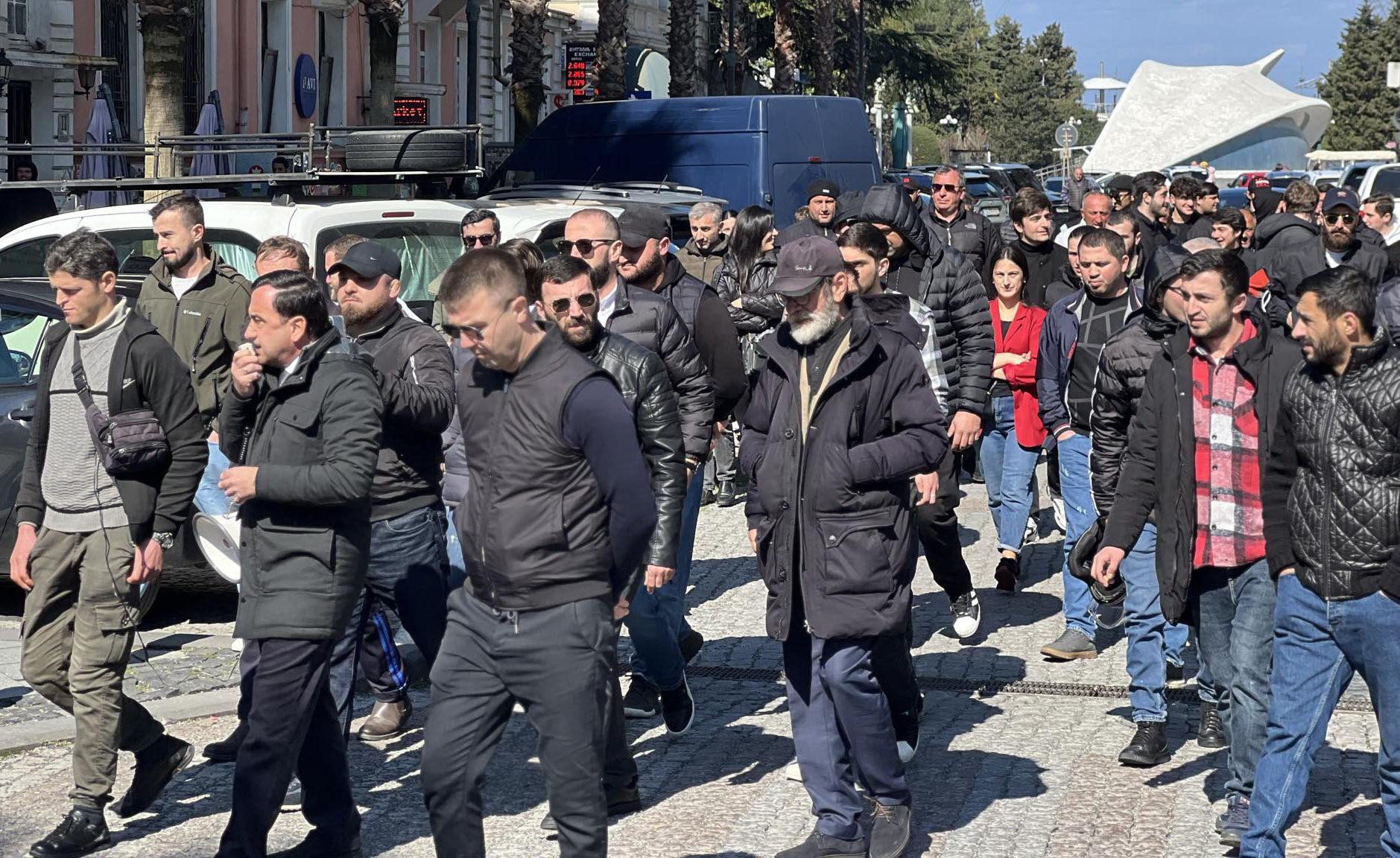 აჭარის მთავრობის სახლთან აქცია-მსვლელობას ბათუმის ბულვარში თვითნებურად დასაქმებულები მართავენ