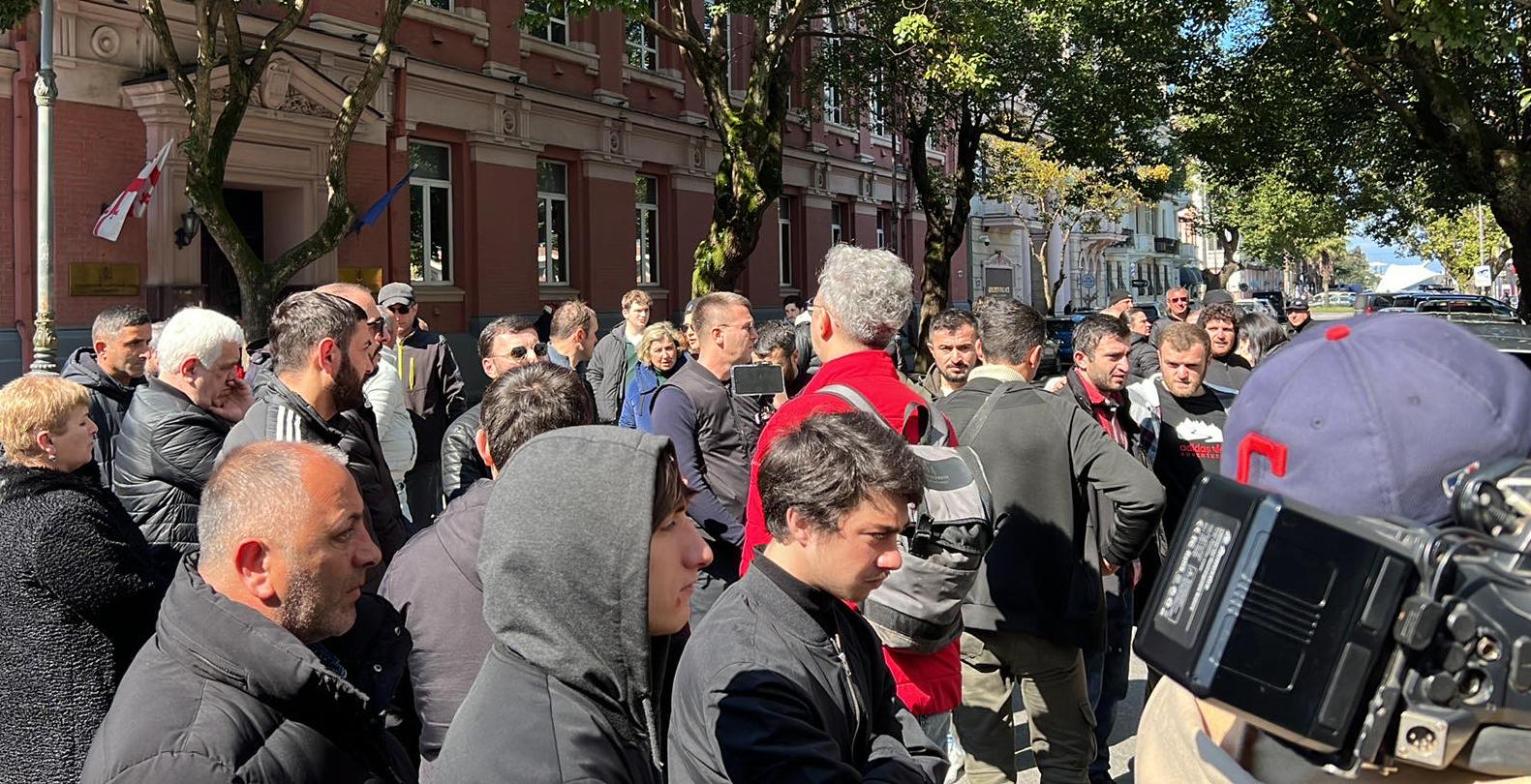 ბათუმის ბულვარში თვითდასაქმებულებს, რომლებიც აჭარის მთავრობის სახლთან აქციას მართავდნენ, აჭარის ფინანსთა და ეკონომიკის მინისტრი შეხვდა
