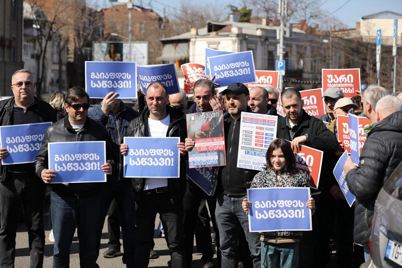 ირაკლი ნადირაძე - საქართველოს საზღვარზე ერთი ლიტრი ბენზინი და დიზელი დაახლოებით, 1.65 ლარი ღირს, მაგრამ ბენზინგასამართ სადგურებზე ორჯერ ძვირად იყიდება - ეს არის ბიძინა ივანიშვილისა და მისი მაფიოზური კლანის ბრალი